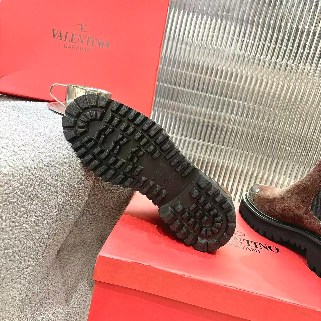 👟👟Ex-factory price 600👟👟 2026𝑉𝐴𝐿𝐸𝑁𝑇𝐼𝑁𝑂 Valentino ♡ͥ | 💫Purchase level🔍 Classic Valentino’s special textured hardware brings out a full sense of luxury After putting it on my feet, I was shocked that my feet looked slimmer! The new season lives up to expectations! Worth buying ❥The original method is absolutely sentimental ❥Elegant style creates a different feeling🙈 Simple temperament style!  ♡ show bdetails ———————————— ⊿▸: Number of yards | 35-40 (41. Customized) ⊿▸: Material | Imported calfskin ⊿▸: Lining | Sheepskin ⊿▸: Number of yards 35-40 (41. Customized)